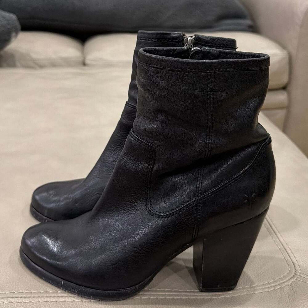 SALE❤️ Frye Patty Artisan Zip Black Leather Block Heel Ankle Booties - Picture 3 of 10